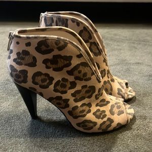 Leopard print heel